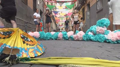 Los vecinos de la calle del Oso empiezan a decorar esta vía por San Cayetano