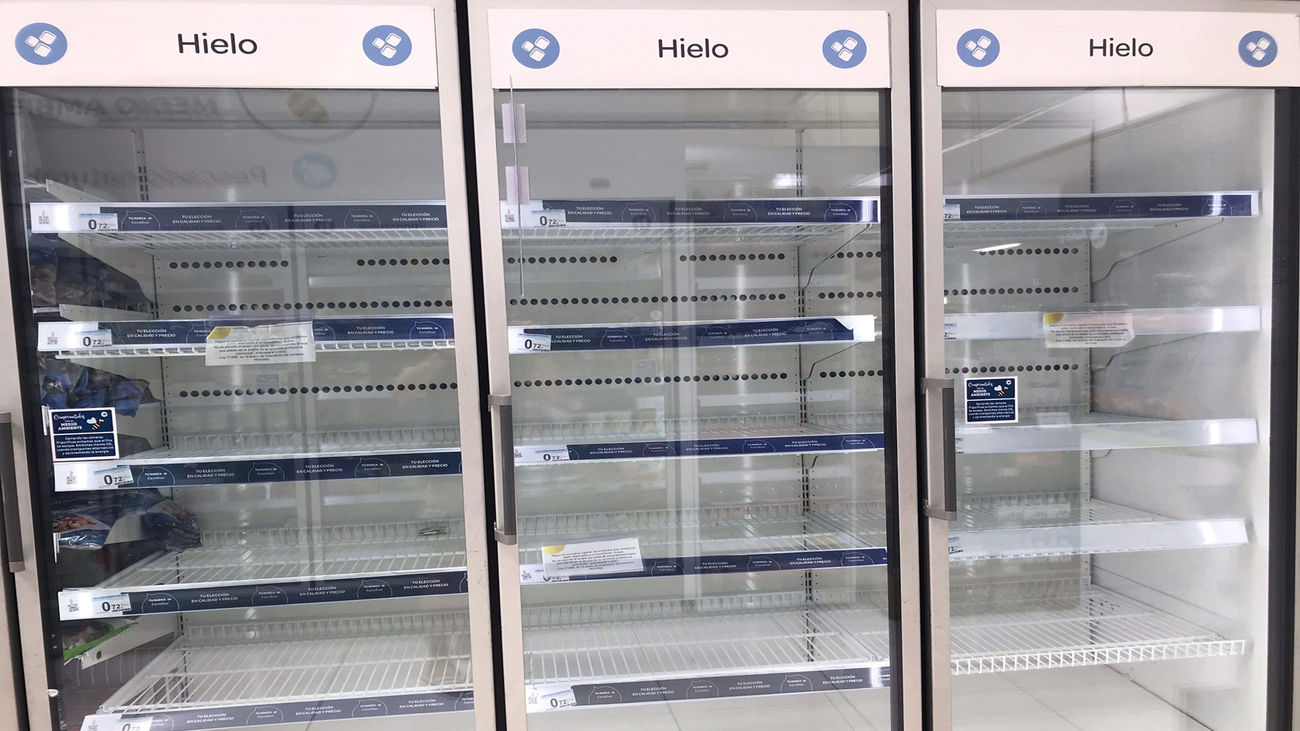 En busca de una bolsa de hielos: los supermercados no pueden afrontar la demanda de cubitos