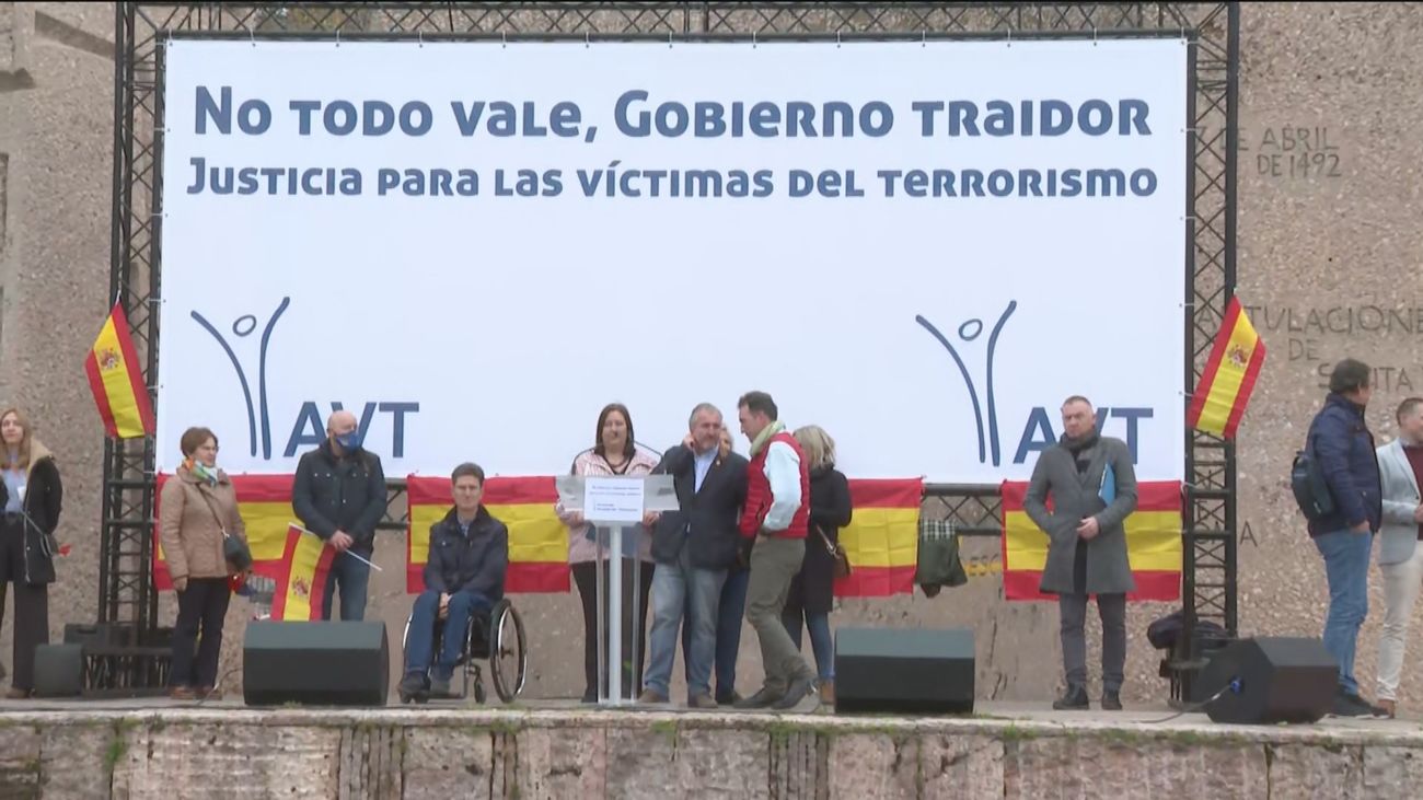 La AVT acusa a Sánchez de "reírse de las víctimas del terrorismo" por el traslado de 12 etarras a cárceles vascas