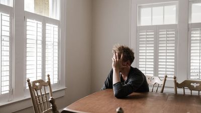 La OMS aconseja yoga y meditación para mejorar la salud mental en el trabajo