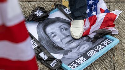 China anuncia "medidas contundentes" contra la visita de Pelosi: "Quien juega con fuego no termina bien"