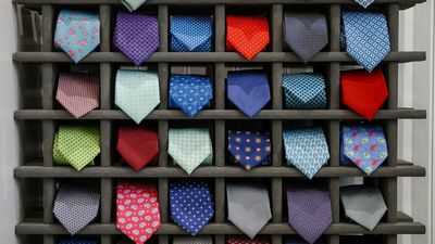 El sector textil muestra su indignación por las palabras de Pedro Sánchez sobre las corbatas