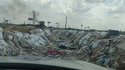 Un vertedero ilegal en un camino de Leganés impide el paso de los Bomberos para apagar un incendio