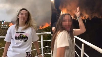 Indignación en las redes con una joven bailando delante de un incendio