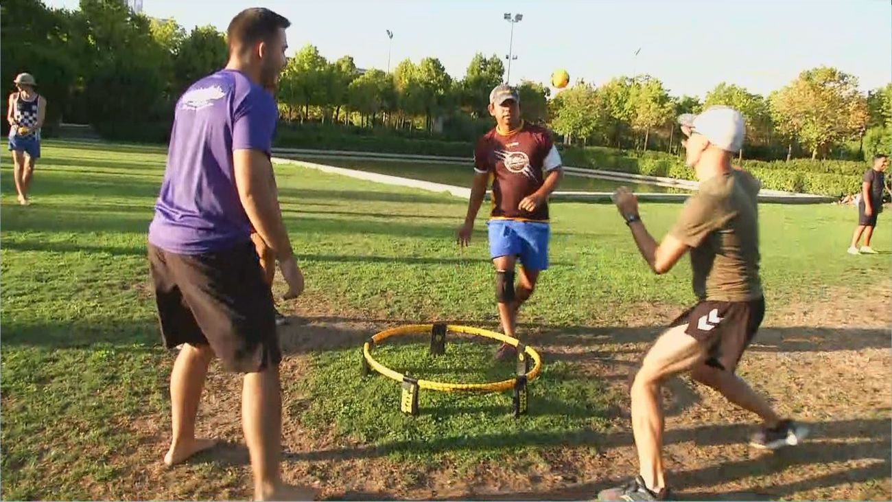 Cada vez son más los que se apuntan al deporte de moda este verano, el Roundnet