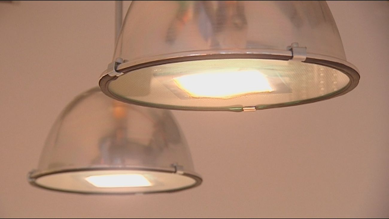 El precio de la luz subirá un 20,3% este  martes y vuelve a acercarse a los 300 euros/MWh