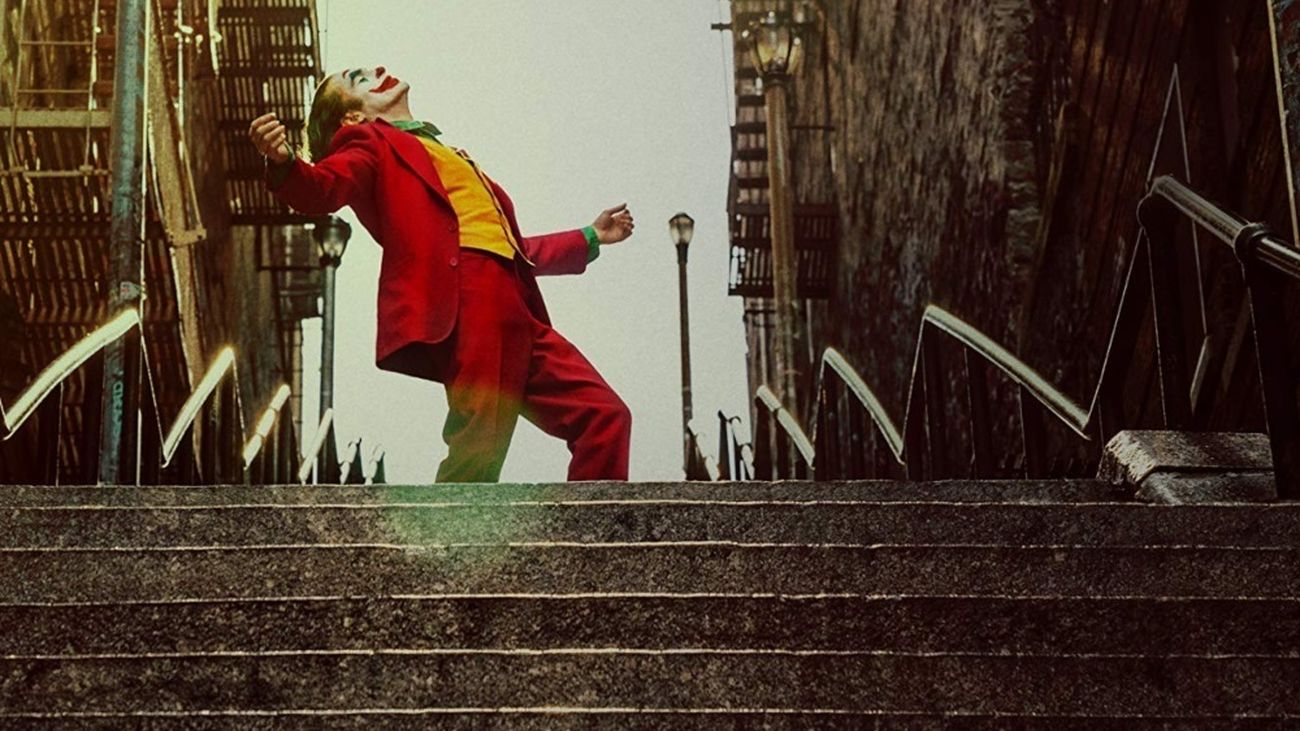 Joaquin Phoenix como Joker en una de las escenas más célebres de la película