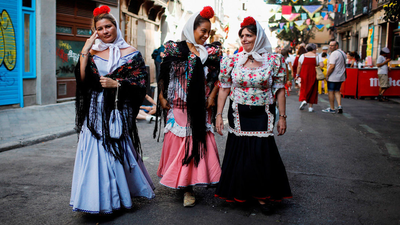 Mantones y farolillos ya engalanan las calles del centro de Madrid