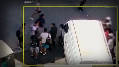 Así son las cundas de albañiles que acuden a Plaza Elíptica a por trabajadores sin papeles