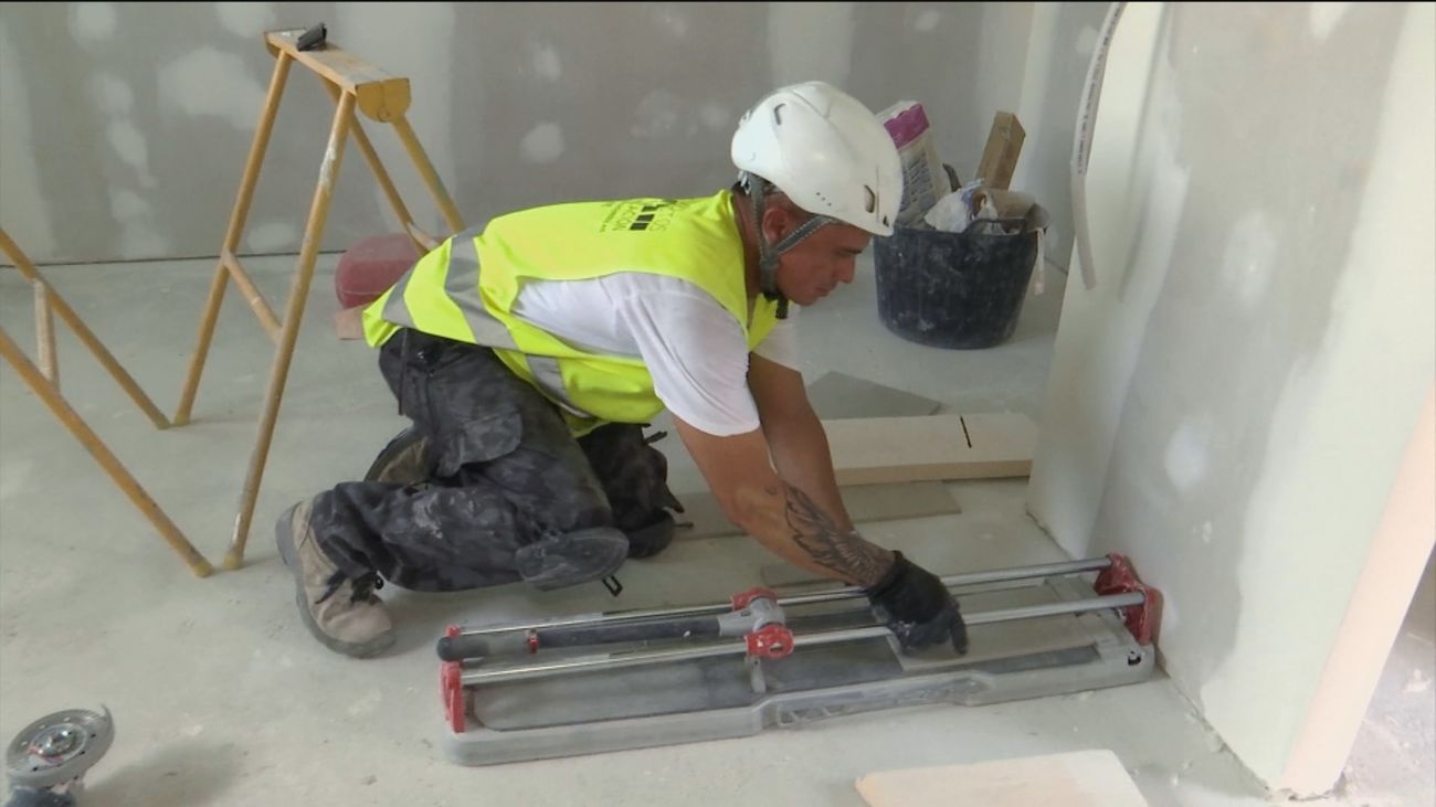 España lidera el paro en la UE con una tasa general del 12,5% y del 32,3% entre los menores de 25 años