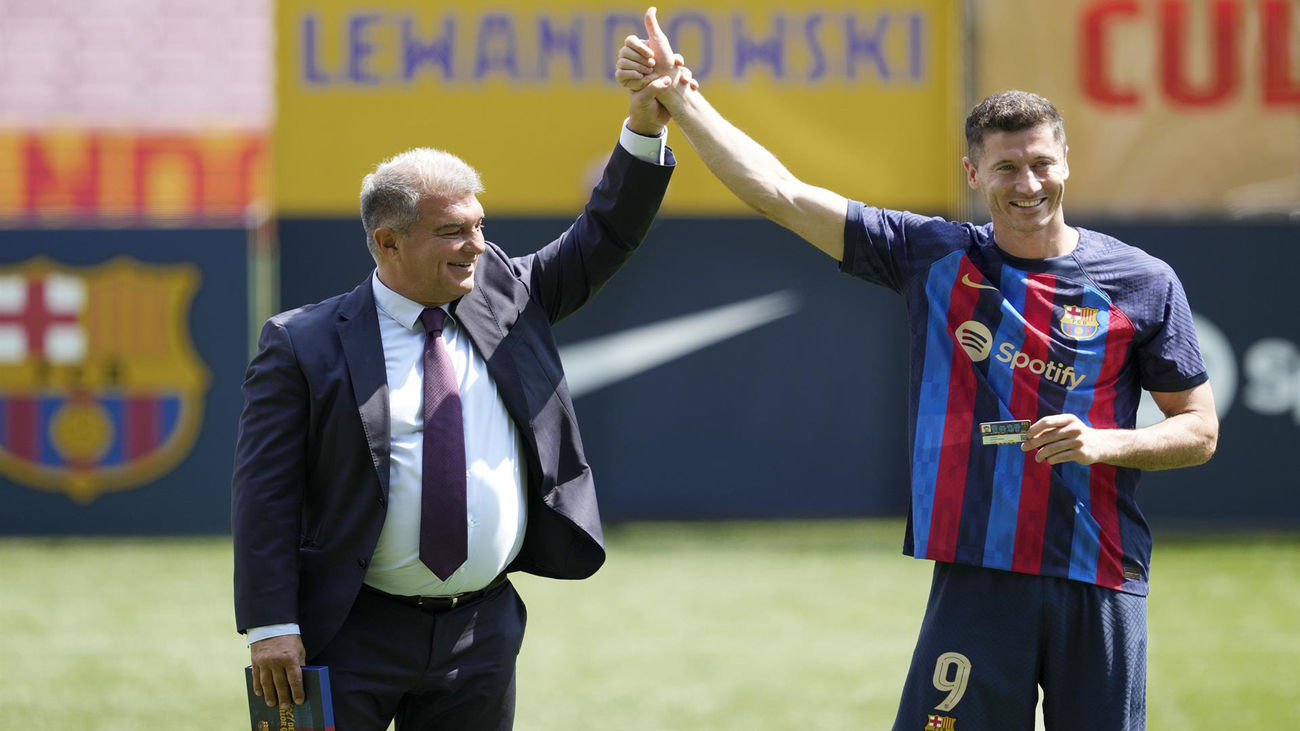 Lewandowski vive su primer gran día en el Camp Nou