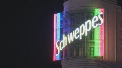 El luminoso de Schweppes de la Gran Vía seguirá encendido hasta la medianoche