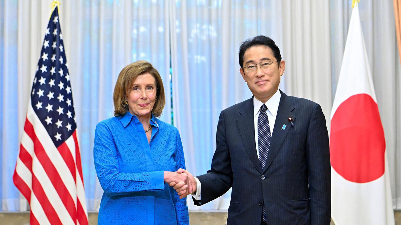 La presidenta de la Cámara de Representantes de Estados Unidos, Nancy Pelosi, y el primer ministro de Japón, Fumio Kishida