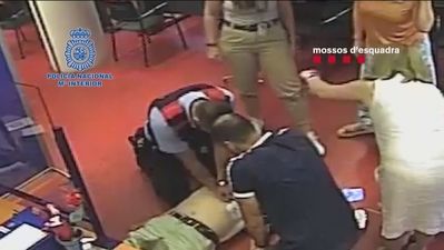 Dos agentes salvan a un hombre de 75 años que sufrió un infarto mientras renovaba el DNI