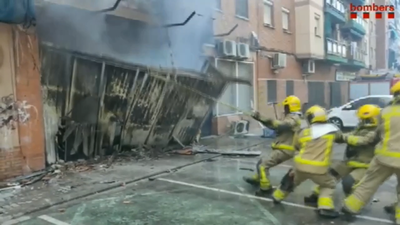 Un Incendio en Sant Adrià, Barcelona, obliga a atender a 58 personas y desalojar una residencia de mayores