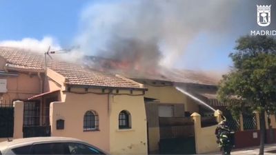 Arde la cubierta de una vivienda unifamiliar en  Usera y el fuego se propaga al tejado de dos casas colindantes
