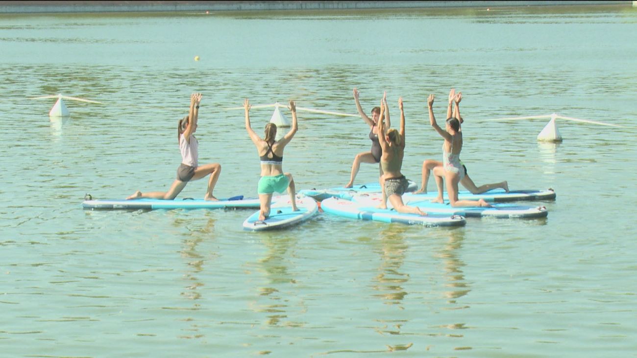Hacer yoga sobre una tabla de surf: el nuevo deporte en Casa de Campo