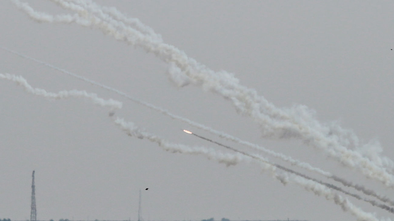 militantes palestinos lanzan cohetes desde la Ciudad de Gaza hacia los territorios israelíes