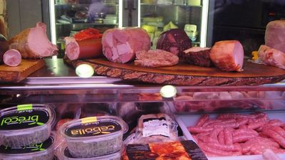 El consumo alto de carne roja podría estar relacionado con las enfermedades cardiacas en mayores, según un estudio