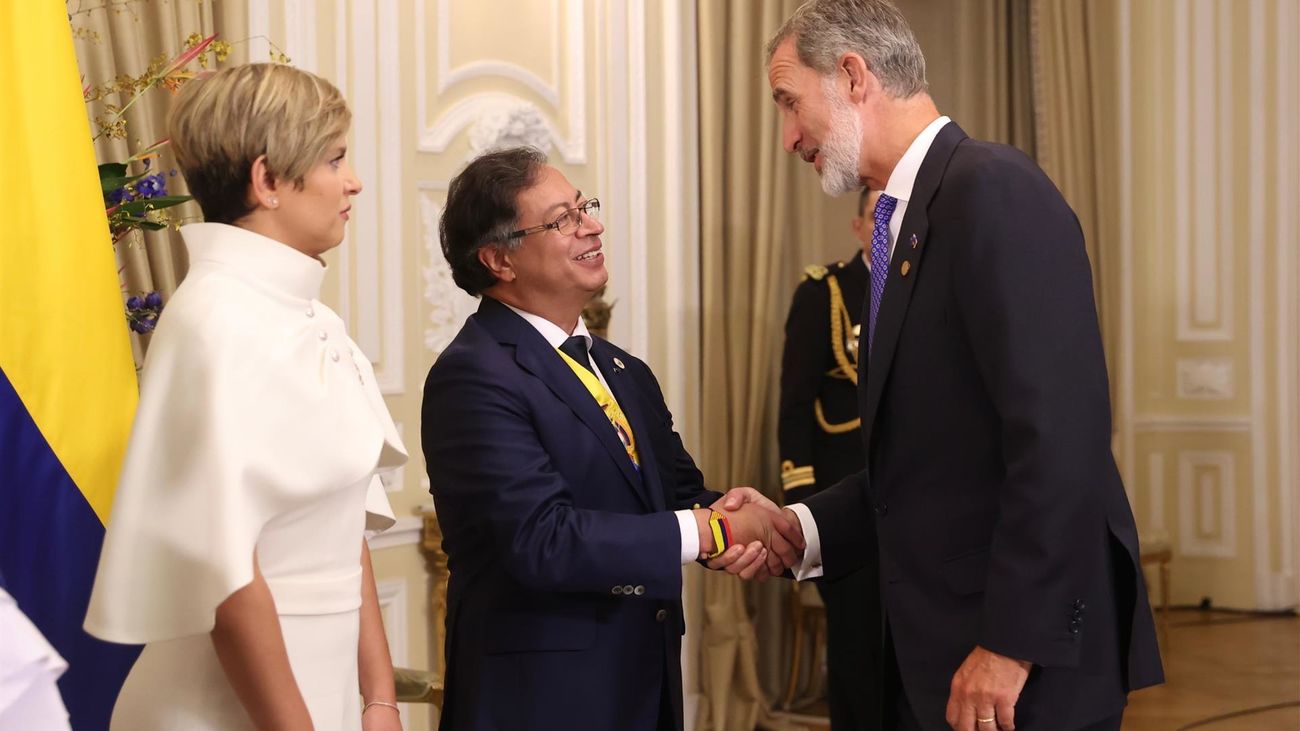 El rey Felipe VI saluda al presidente de Colombia, Gustavo Petro, en Bogotá