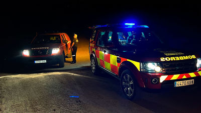 Agentes de Emergencias 112 de la Comunidad de Madrid rescatan el cuerpo sin vida de un un hombre que practicaba parapente  en Bustarviejo