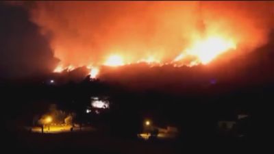 El incendio de Santa Cruz del Valle de Ávila obliga a desalojar una urbanización entera