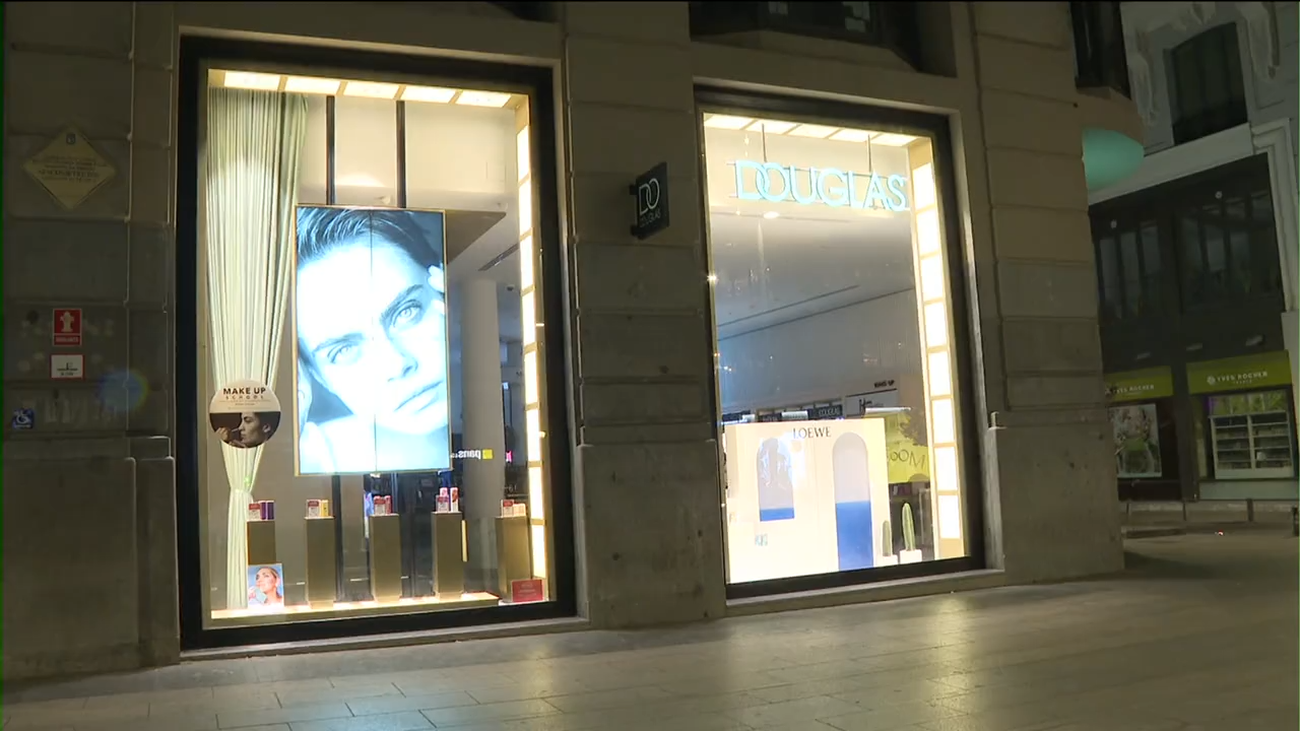 Regular la temperatura y apagar luces y escaparates, las primeras medidas que entran en vigor este miércoles