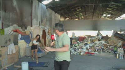 Un reportero de Telemadrid es agredido en un narcopoblado de Villaverde el día que comienza su demolición