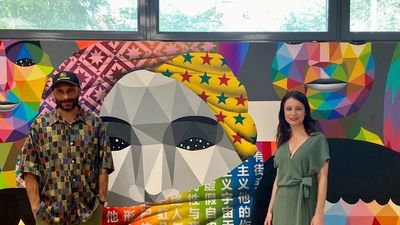 El mural de Okuda ya ilumina la biblioteca de San Fermín
