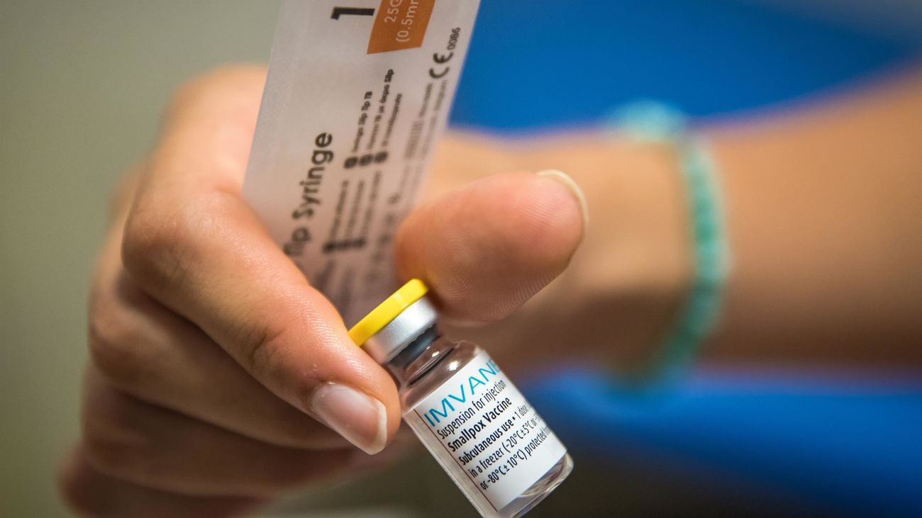 Un sanitario prepara una dosis de Imvanex, vacuna usada contra la viruela del mono