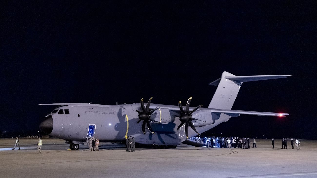 España evacua a otros 300 colaboradores afganos que llegarán mañana a Madrid