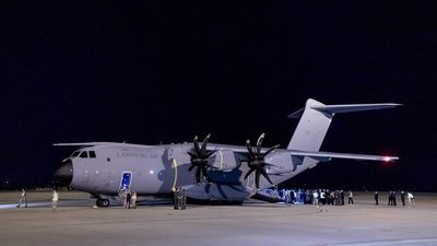 España evacua a otros 300 colaboradores afganos que llegarán mañana a Madrid