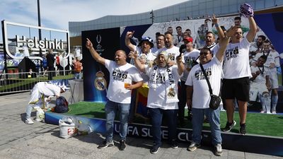 Las aficiones toman el centro de Helsinki antes de la Supercopa