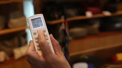 Bares y restaurantes, asfixiados con las medidas del ahorro energético mientras sigue la crítica política