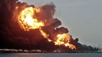 El grave incendio en una zona industrial de Cuba comienza a ceder tras 4 días