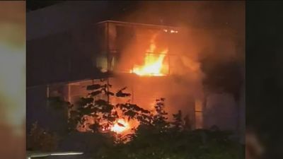 Noche de incendios en Alcorcón: los bomberos extinguen dos fuegos que han afectado a varias viviendas