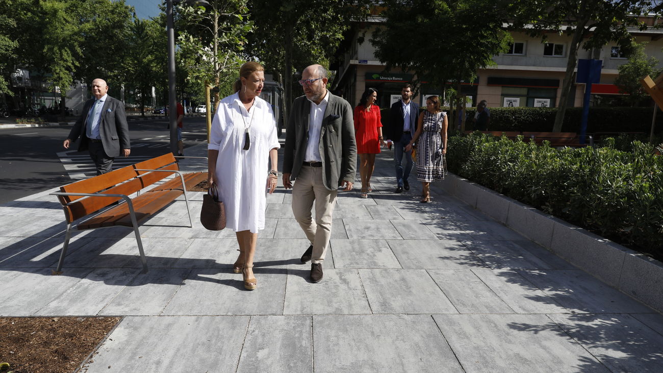 El eje Joaquín Costa-Francisco Silvela se estrena con  un pavimento renovado, aparcamientos y más árboles