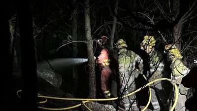 Regresan a sus casas los vecinos desalojados por el incendio de Ávila, ya estabilizado