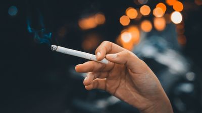 Un tercio de todos los cánceres están relacionados  con fumar, según un estudio