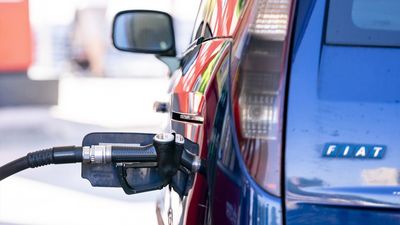 Los carburantes continúan su caída: la gasolina baja un 0,24% y el diésel un 0,77%