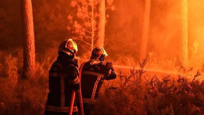 El incendio en el suroeste de Francia quema ya casi 7.000 hectáreas y afecta a las conexiones con España