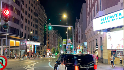 Los escaparates de Madrid se resisten a apagarse por completo