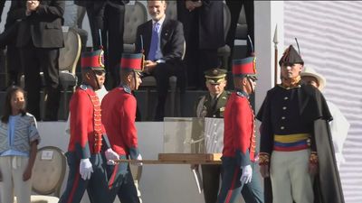 Podemos insiste en exigir a Felipe VI que se disculpe y le acusa de "falta de respeto" por no levantarse ante la espada de Bolivar