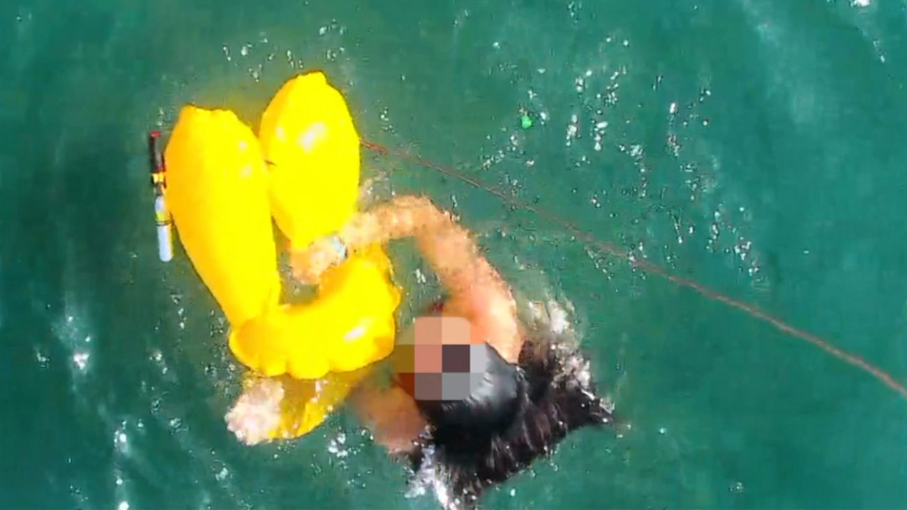 Gracias a un dron una joven es rescatada cuando la arrastraba la marea