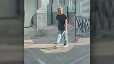 Detenido un joven por amenazar a un hombre con dos cuchillos en Villaverde