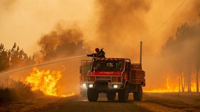 Francia pide a sus empresas que den días libres a todos los trabajadores con formación suficiente para ayudar a combatir los incendios