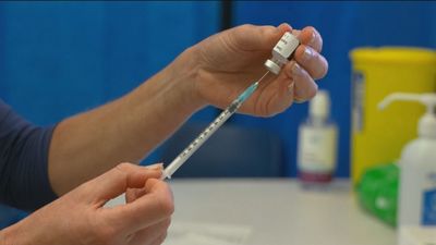 Reino Unido aprueba la primera vacuna específica contra la variante Ómicron