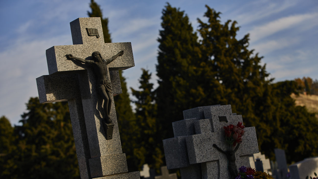 Tumbas en el cementerio de la Almudena