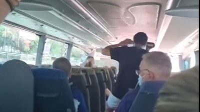 Un pasajero sin mascarilla para un autobús más de media hora en Arganda