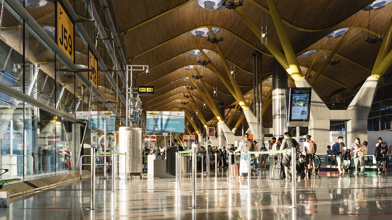 Éxodo en avión en el puente de agosto desde el aeropuerto de Barajas